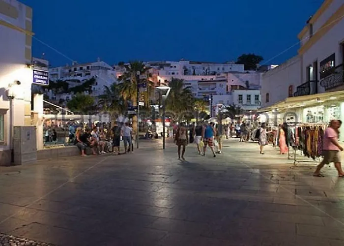 Centrally Located With Pool View 公寓