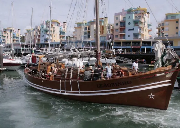 公寓 Centrally Located With Pool View