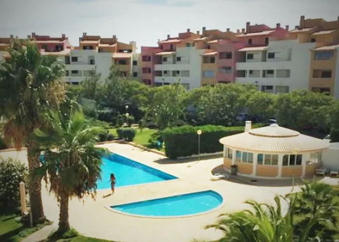 Centrally Located With Pool View 公寓 *