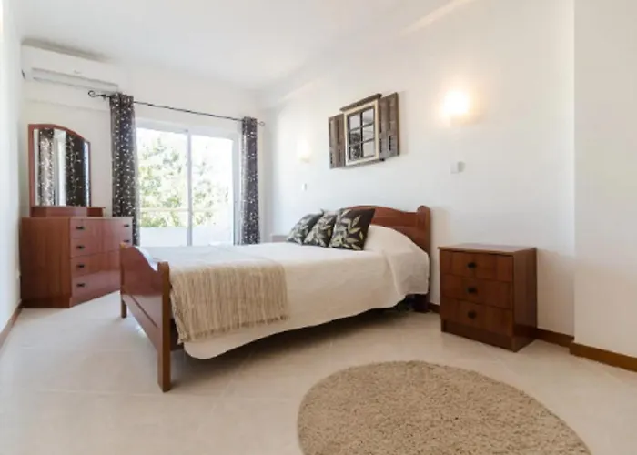 Centrally Located With Pool View 公寓