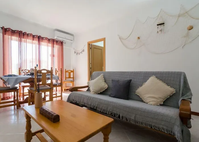 Centrally Located With Pool View Lejlighed