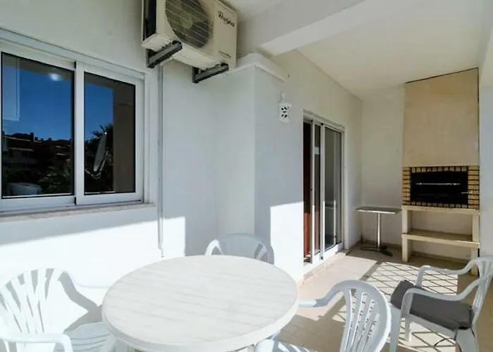 Lejlighed Centrally Located With Pool View *