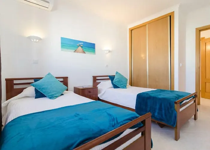 Centrally Located With Pool View Lejlighed