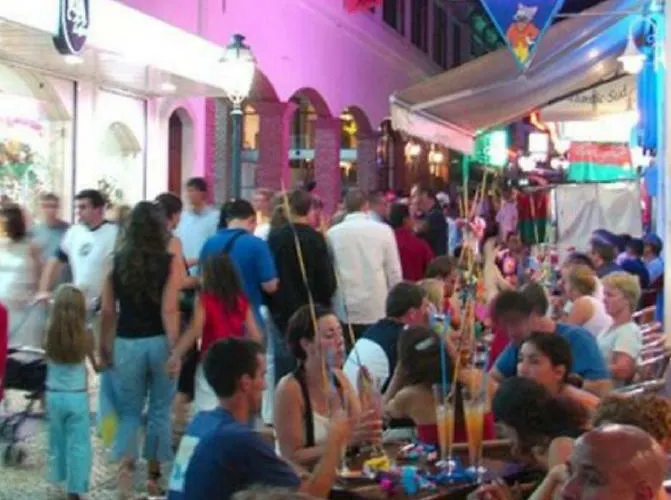 Lejlighed Centrally Located With Pool View