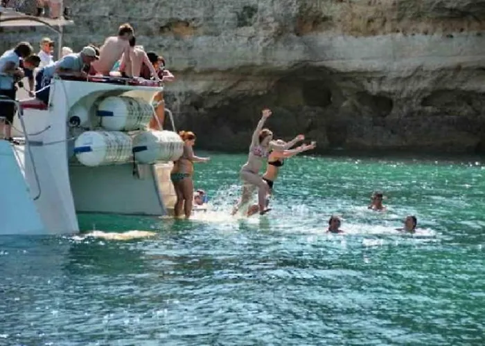 Centrally Located With Pool View Lejlighed