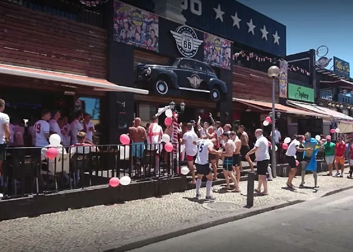 Centrally Located With Pool View Albufeira