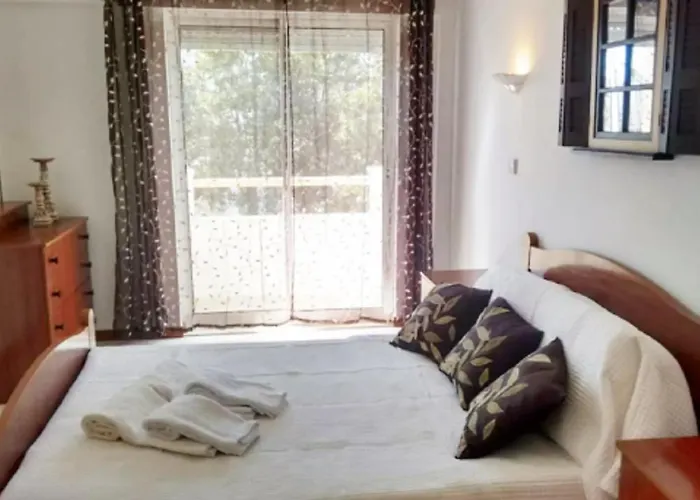 Lejlighed Centrally Located With Pool View