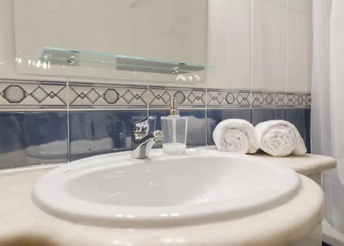 Centrally Located With Pool View Lejlighed