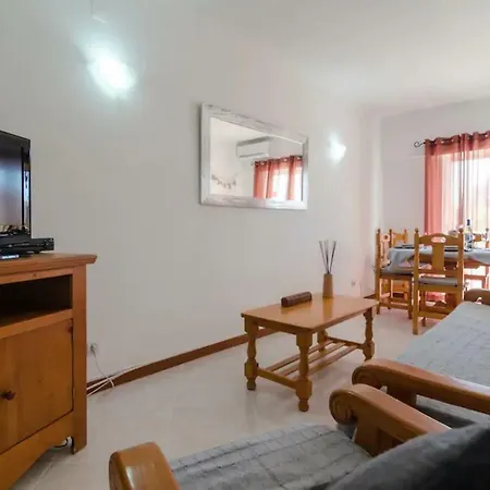 Appartement Centrally Located With Pool View