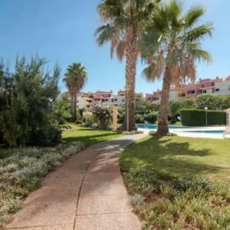 公寓 Centrally Located With Pool View