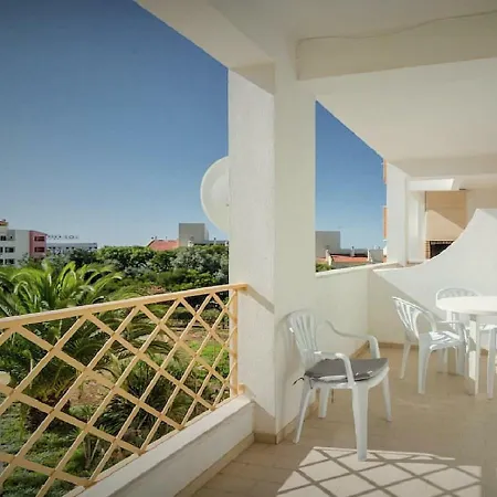 Appartement Centrally Located With Pool View