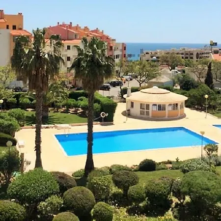 公寓 Centrally Located With Pool View