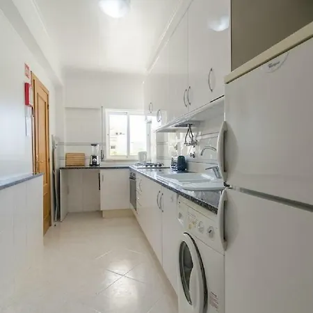Centrally Located With Pool View Albufeira