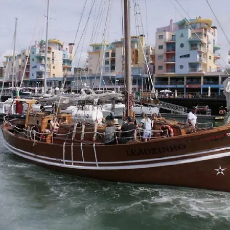 公寓 Centrally Located With Pool View