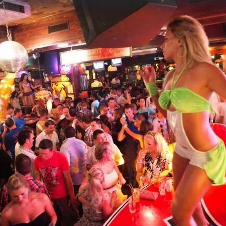 Centrally Located With Pool View 公寓