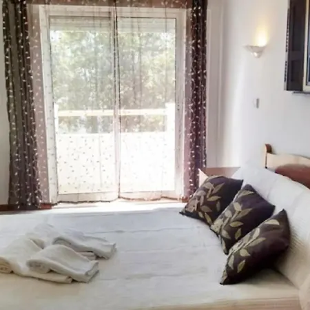 Appartement Centrally Located With Pool View
