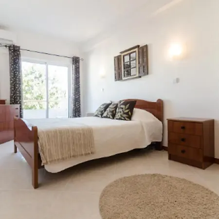 Centrally Located With Pool View شقة