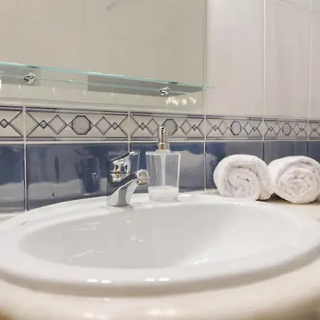 Centrally Located With Pool View شقة