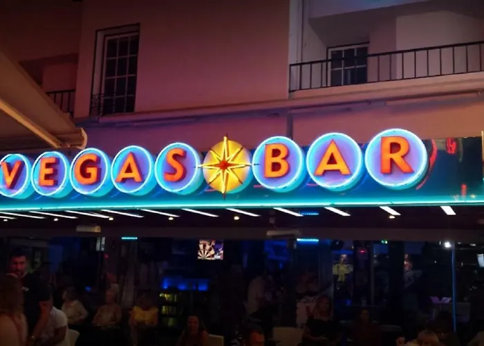 Centrally Located With Pool View شقة *