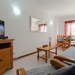 Appartement Centrally Located With Pool View