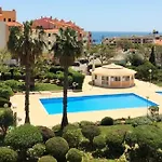 Appartement Centrally Located With Pool View