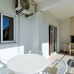 Appartement Centrally Located With Pool View *