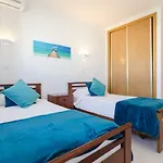 Centrally Located With Pool View Apartman