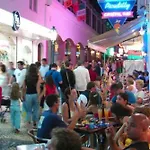 Appartement Centrally Located With Pool View