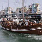 Appartement Centrally Located With Pool View