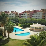 Centrally Located With Pool View Apartman *