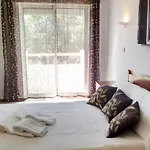 Appartement Centrally Located With Pool View