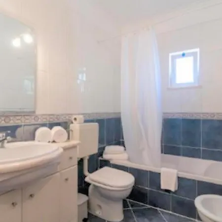 Centrally Located With Pool View Lägenhet *