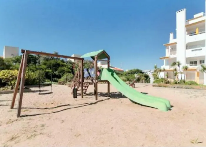 Centrally Located With Pool View Apartment *