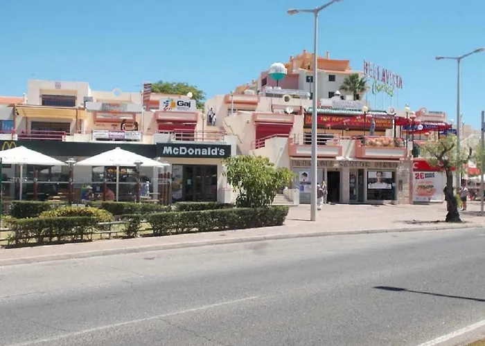 Centrally Located With Pool View Apartment *