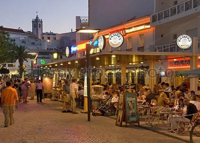 Centrally Located With Pool View Apartment *