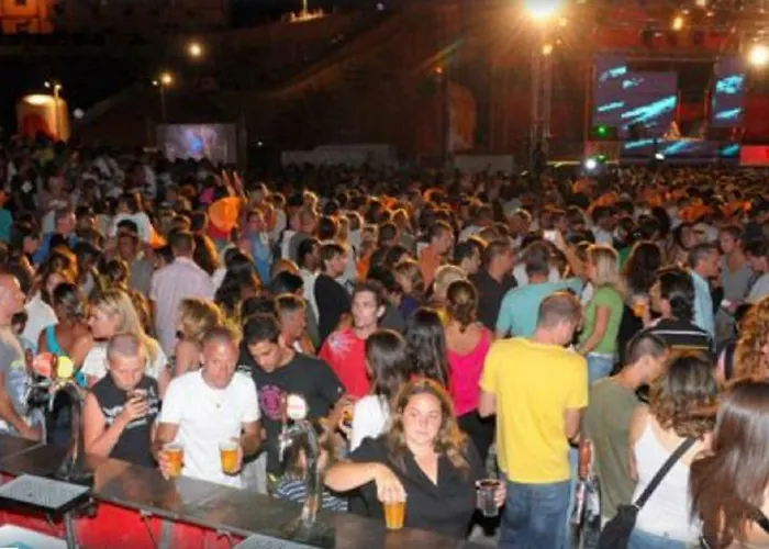 Apartment Centrally Located With Pool View