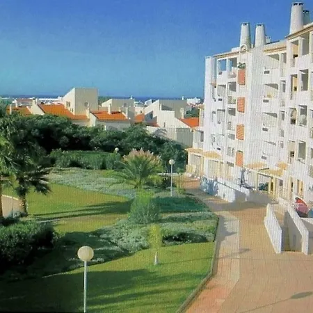 Centrally Located With Pool View Albufeira