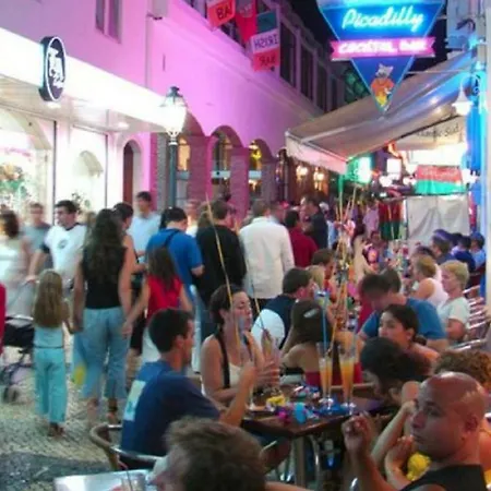 Apartamento Centrally Located With Pool View