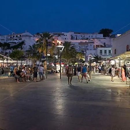 Centrally Located With Pool View Apartamento