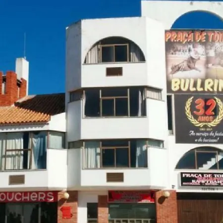 Centrally Located With Pool View Apartamento