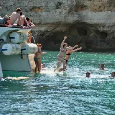 Centrally Located With Pool View Apartamento