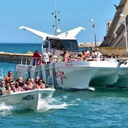 Centrally Located With Pool View Apartamento